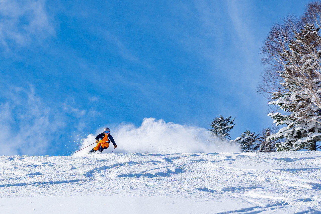 朝里川温泉スキー場　祝・積雪200cm到達。ふわふわのパウダースノーが降り積もったゲレンデを舞台に、女性スキーヤーチーム『TeamKP』成澤栞さんと秋山穂香さんが美しい滑りを披露！